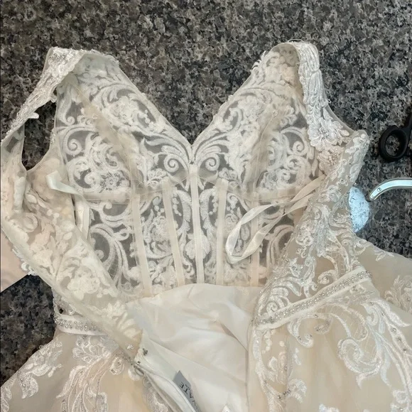 House of Wu Wedding dress.  Ivory/Nude size 12 fits like an 8. - Picture 4 of 12